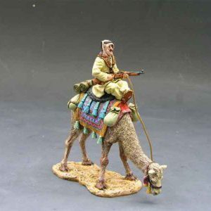 Soldato arabo dell'esercito di Vichy su cammello che si abbevera