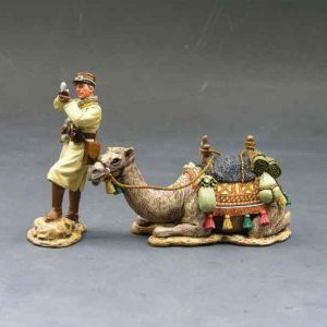 Ufficiale francese di Vichy a piedi con cammello