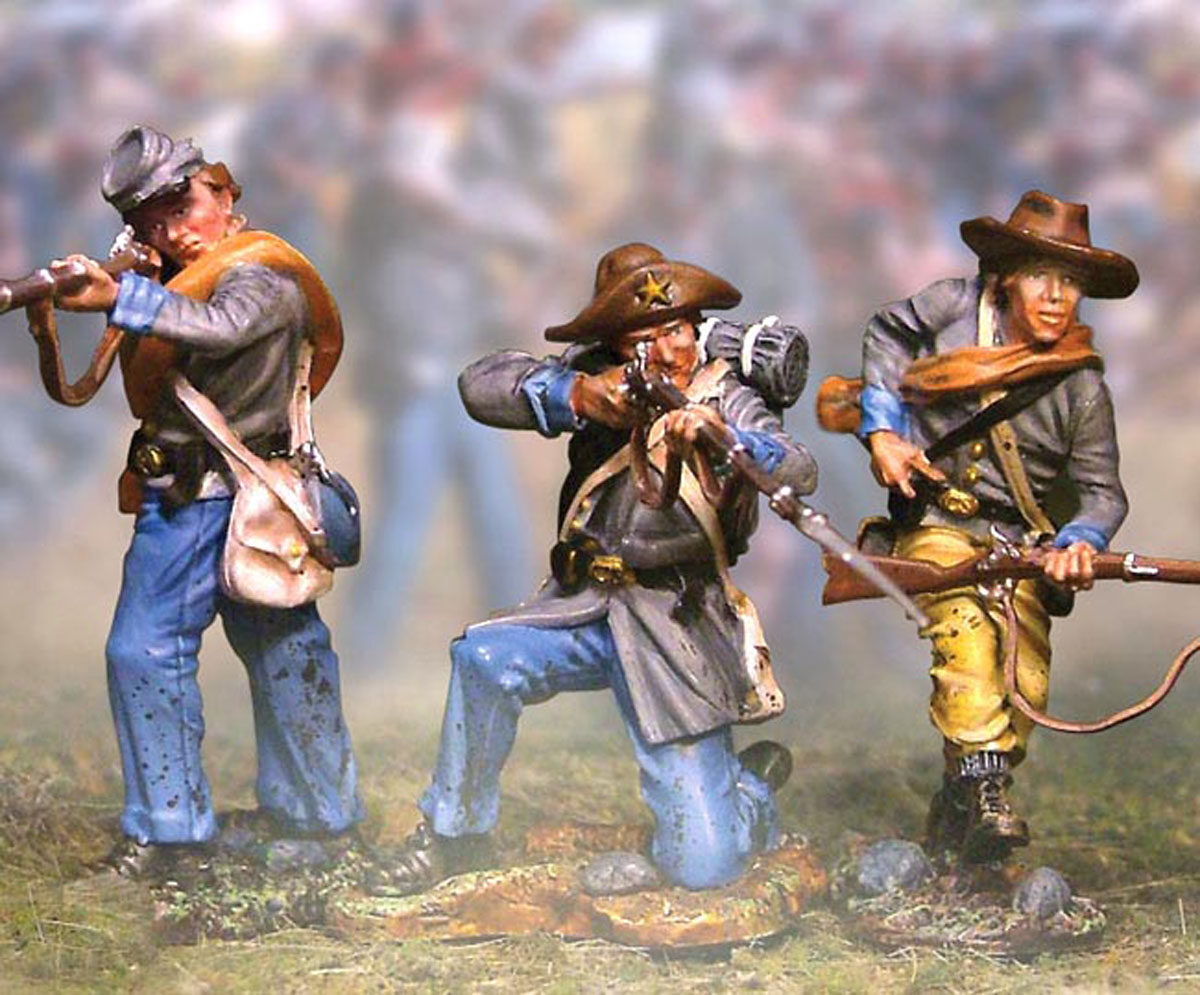 5th Texas che sparano, uno inginocchiato, due in piedi