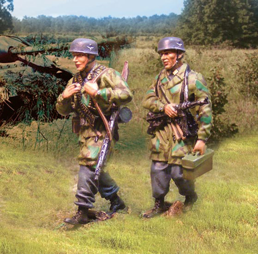 Fallschirm Marching with MG and Assistant