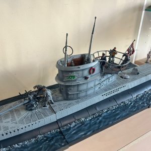 Nuovo uboat completo con figure