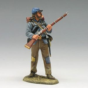 Fuciliere sudista pronto con fucile imbracciato