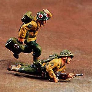 Ranger sdraiato che ricarica la carabina e medico in corsa