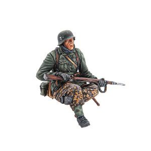 BB061 German Pz Grenadier Sitting with K98