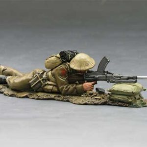 Soldato inglese sdraiato che spara con mitra leggero Bren 33