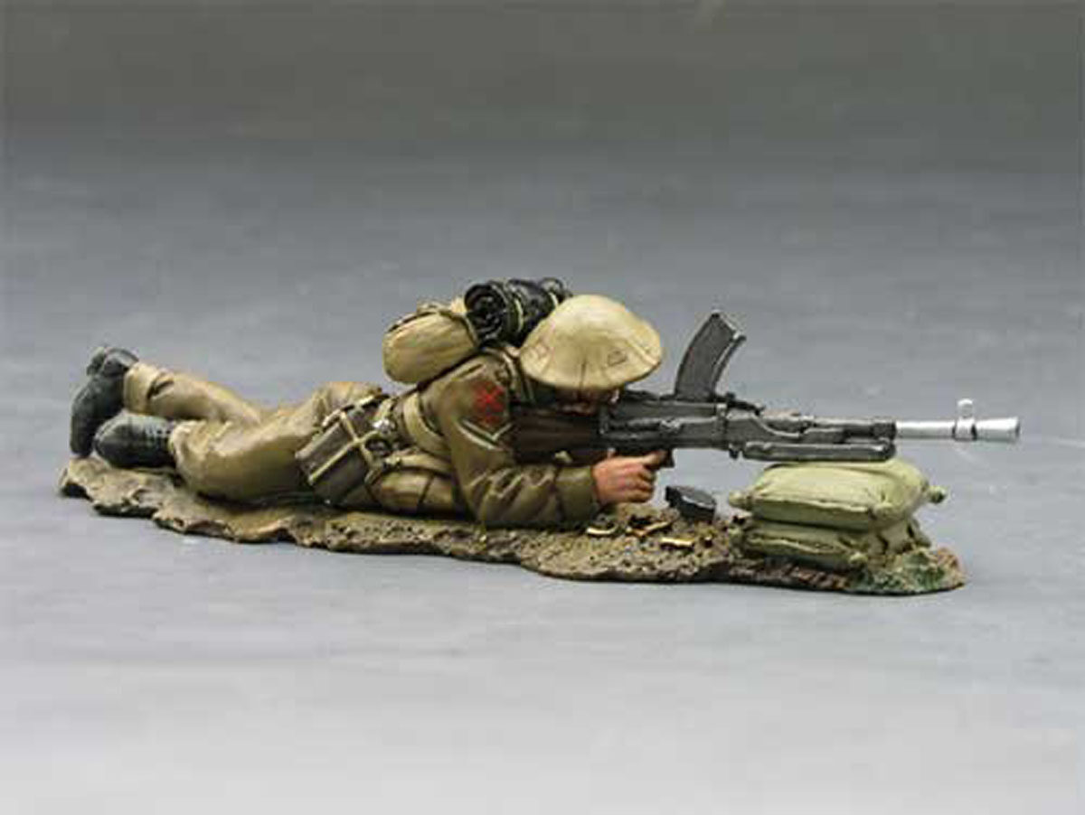 Soldato inglese sdraiato che spara con mitra leggero Bren 33