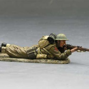 Soldato inglese sdraiato che spara con fucile