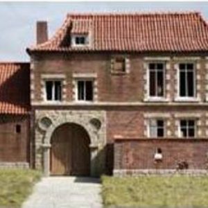 Set completo di 3 edifici, uno col tetto rimovibile, due muri di cinta e due basi con giardino