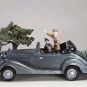 Hitler che saluta da una Mercedes nera da parata con autista e due guardie del corpo delle SS