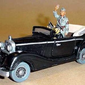 Mercedes nera da parata con Mussolini, autista e guardia del corpo delle SS