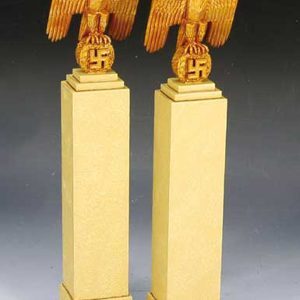 Colonne di marmo con Aquila