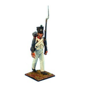 Fuciliere francese in uniforme da campo che marcia all'attacco