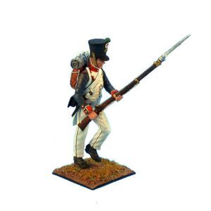 Fuciliere francese in brache da campo che avanza col moschetto sollevato