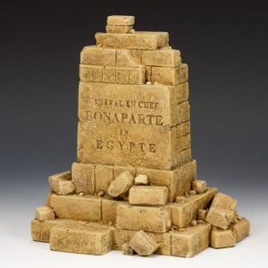 Monumento su cui un soldato ha inciso il nome di Napoleone