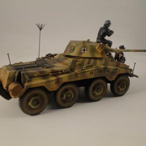 SDKFZ 234/2 PUMA - VERSIONE NORMANDIA (le figure a piedi sono soldatini della King&Country e sono inserite solo a scopo illustrativo)