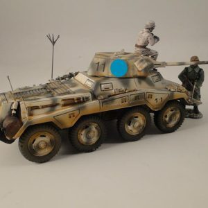 SDKFZ 234/2 PUMA - VERSIONE INVERNALE (le figure a piedi sono soldatini della King&Country e sono inserite solo a scopo illustrativo)