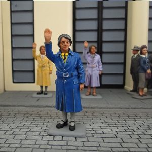 Donna che saluta (vestito bleu)