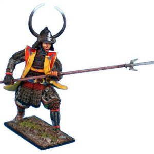 Nobile Samurai Daimyo con elmo cornuto che attacca con una Jimonji Yari