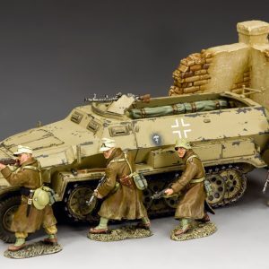 A 4-man Afrika Korps patrol has left their Hanomag half-track to seek out the enemy... The Desert Wall corner section is also included.