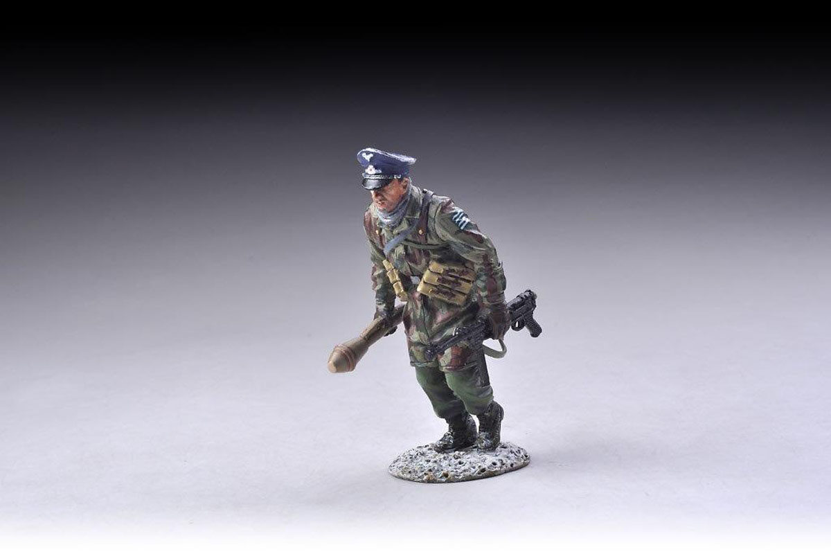 Running FJ Officer with MP40 and Panzerfaust (WINTER VERSION)
