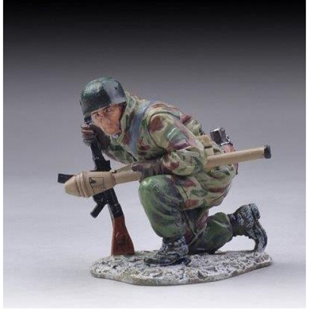 Kneeling FJ Tank Hunter with Panzerfaust and Stg 44. (Winter)--single figure