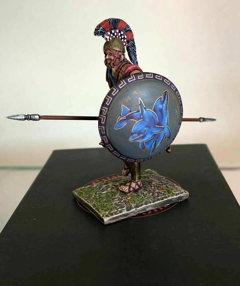 Hoplite with shield design