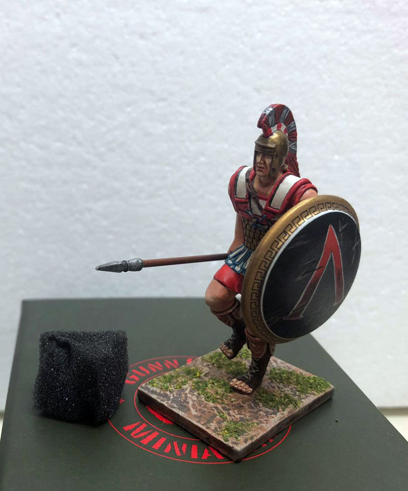 Hoplite with shield design