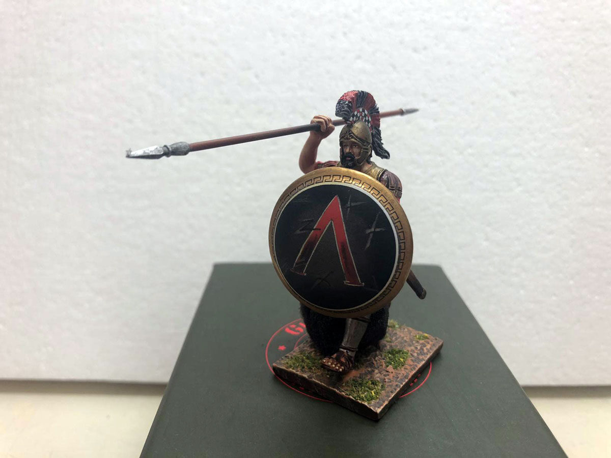 Hoplite with shield design