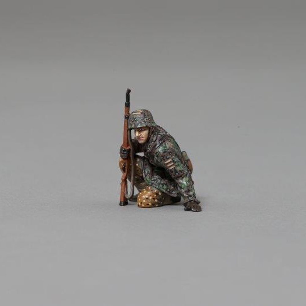 Kneelingÿinfanteer with rifle raised from the 12th SS Hitlerjugend WITH BASE