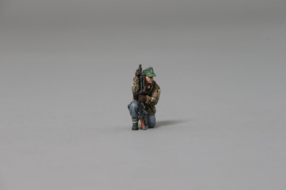 Kneeling SS infanteer from the 12th SS with MG42 WITH BASE