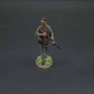 A walking Grenadier with rifle and wearing soft capÿÿ