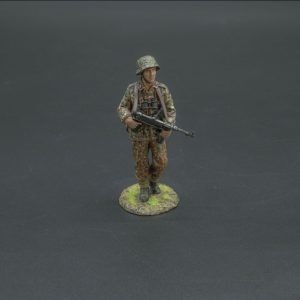 An NCO with Mp 40 machine gun leads the way