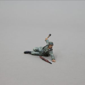 Heer NCO throwing grenade