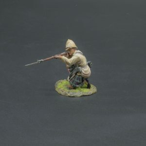 Kneeling Highlander firing