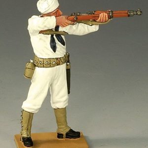 Marinaio in piedi che spara con fucile