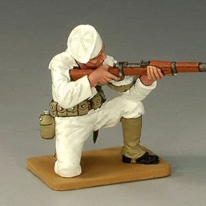 Marinaio che spara in ginocchio con fucile