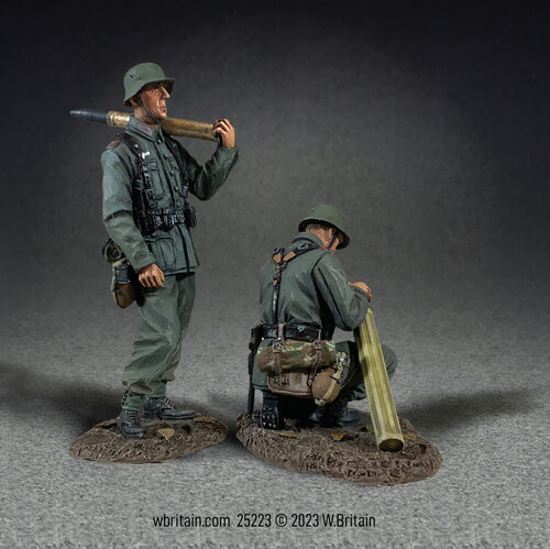 Preparing for Action, No.2 Two Members of a German 88 Flak Gun- Two figure set in box