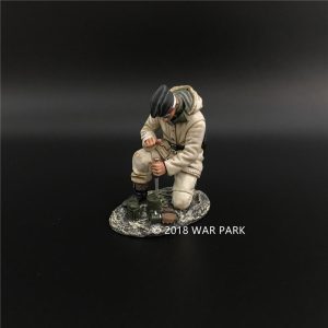 KH034 LSSAH tank crew opening a can