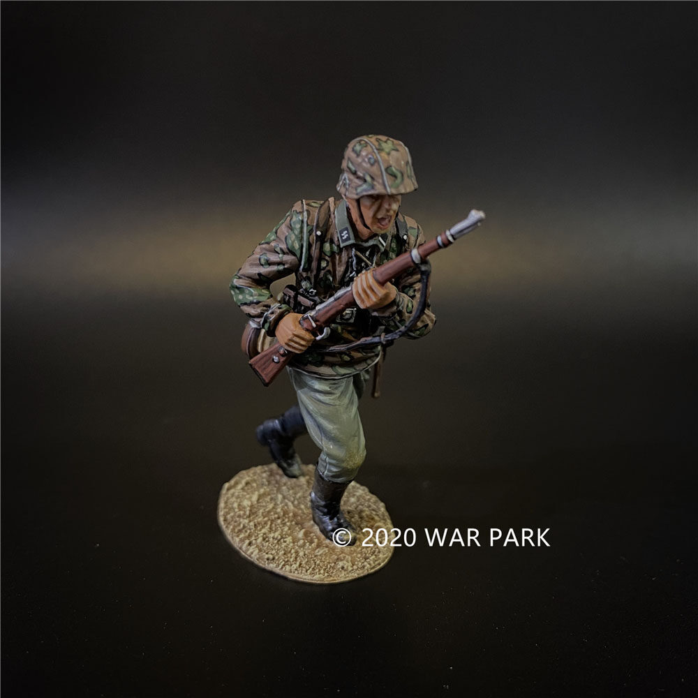 KU053 Das Reich SS Soldier Leading the Charge