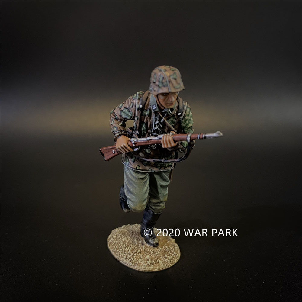 KU054 Das Reich SS Soldier Charging with Rifle