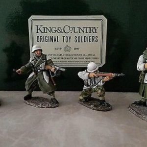 GERMAN PANZER GRENADIERS ATTACKING