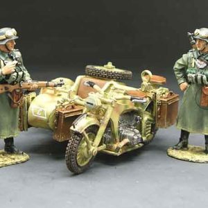 Due Feldgendarme tedeschi a piedi con sidecar al posto di blocco