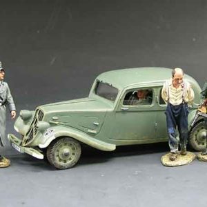 Auto Citroen 11cv della Gestapo con ufficiale, soldato e prigioniero