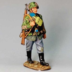 Soldato delle Waffen SS in marcia