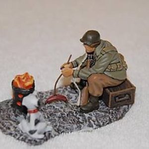 Soldato seduto che cuoce hot dog