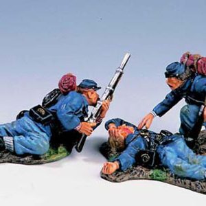 Nordisti che aiutano un soldato ferito