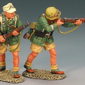 Fucilieri dell'Afrika Korps che avanzano a fucile spianato