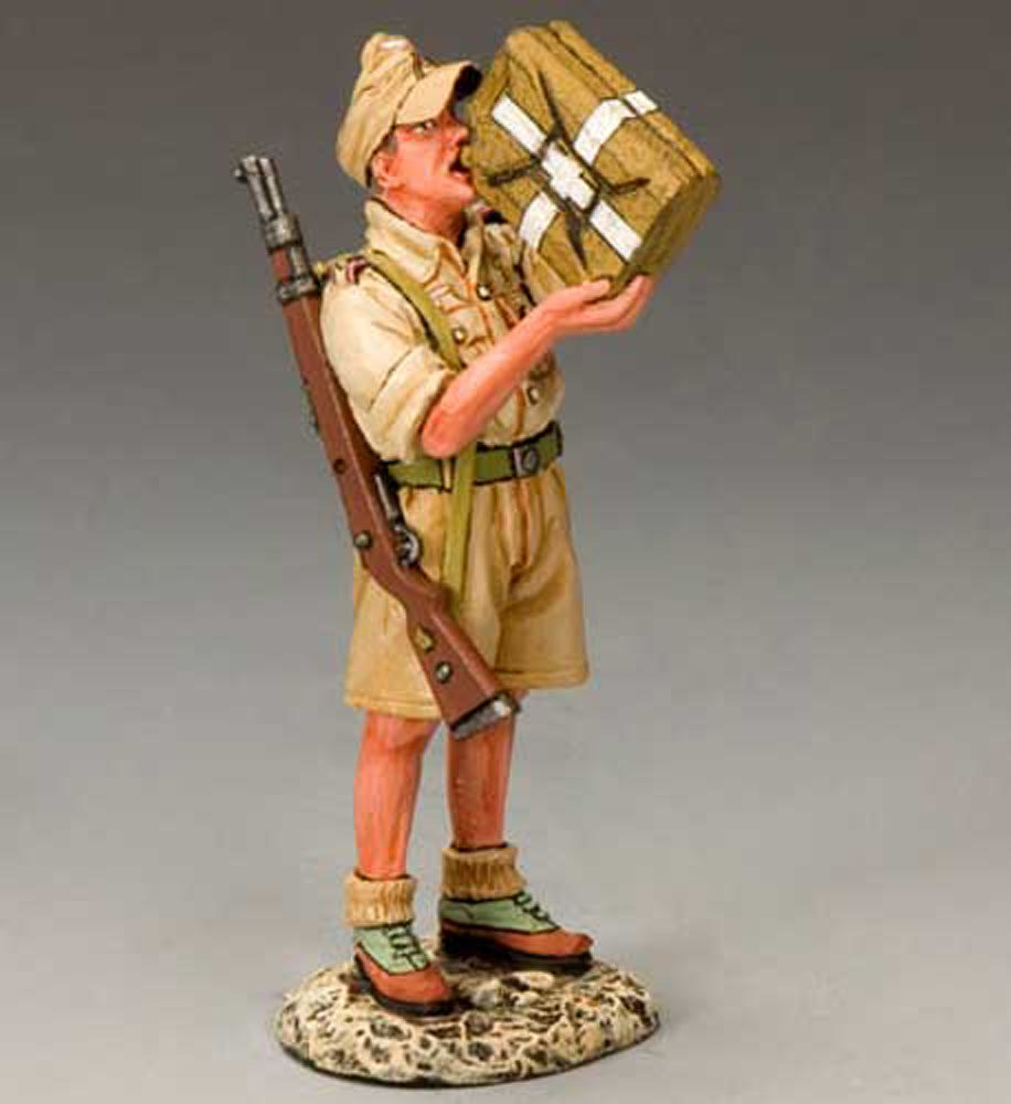 Soldato dell'africa Korps che beve dalla tanica