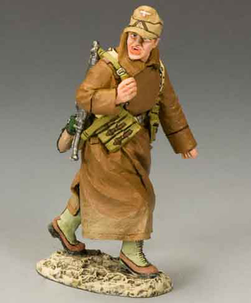 Maresciallo dell'Africa Korps con giaccone lungo e MP40
