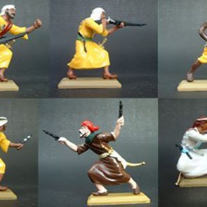 Arabi a piedi con indumenti di vari colori